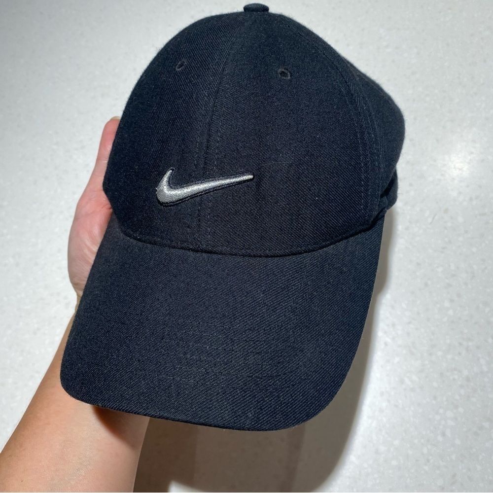 Nike athletic hat w silver detailing
